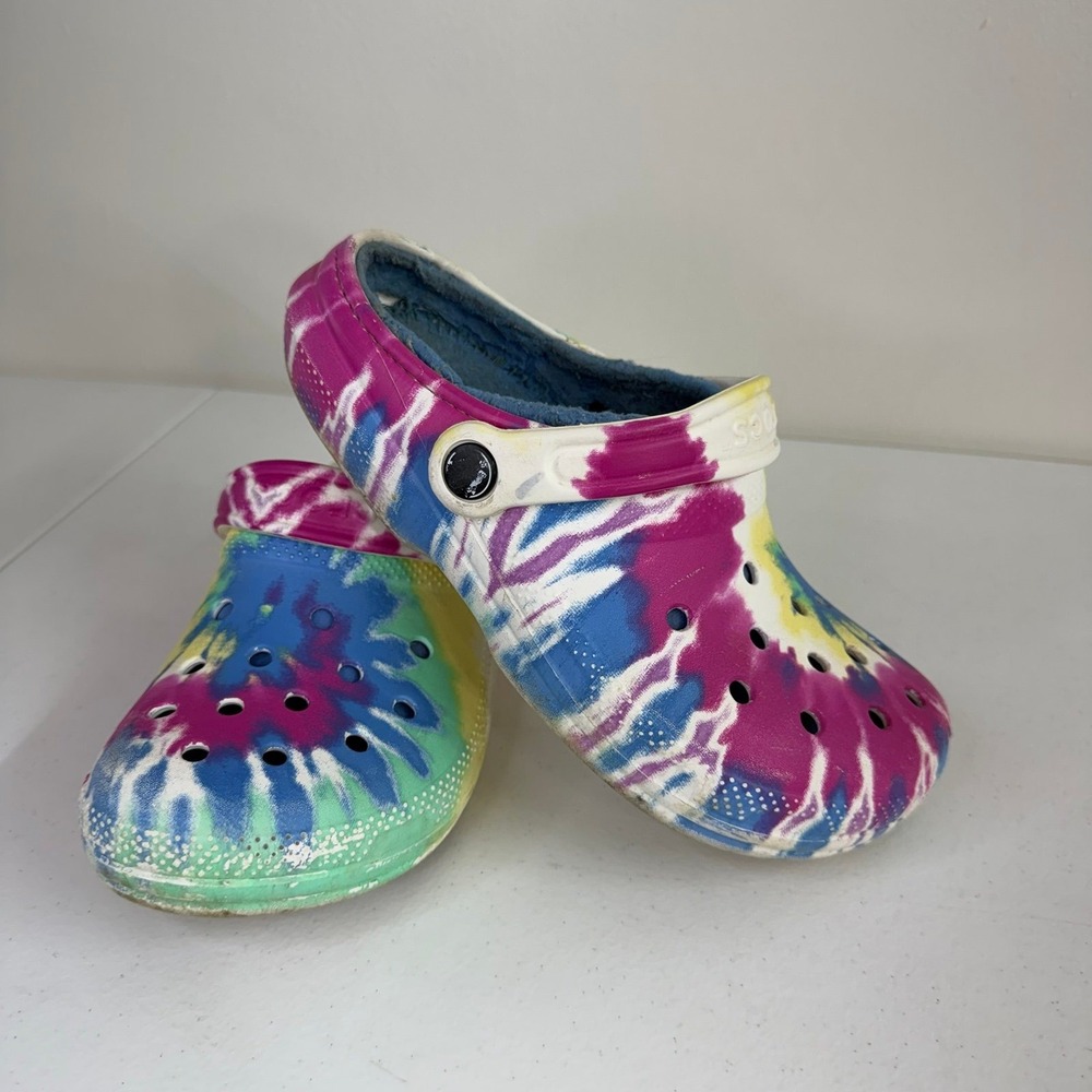 Crocs adult tie dye blue faux fur lined slip on lounge comfy casual shoes 6